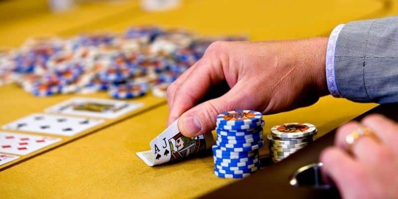 Bật mí mẹo để chơi game Poker tại Ae888 hiệu quả nhất